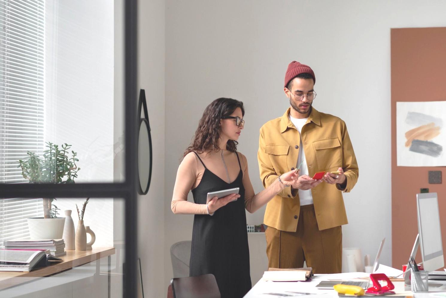 Finanzanalyse Arbeitsplatz mit Dokumenten und Berechnungen